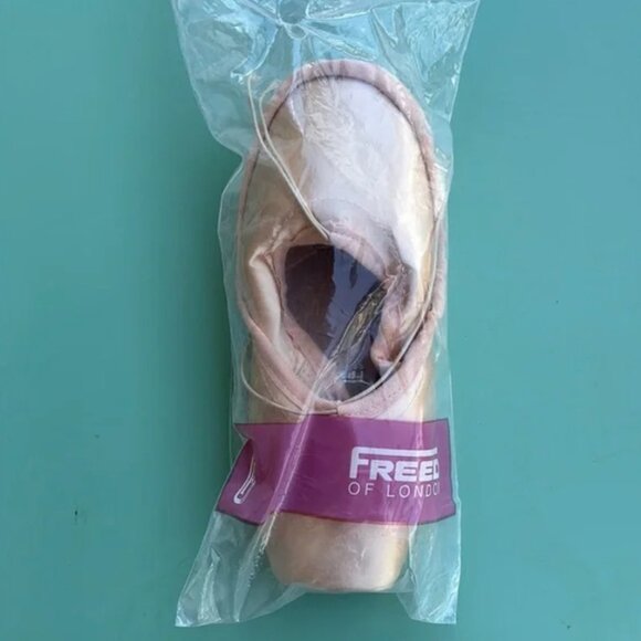Freed BRAND NEW Ballet Pointe Shoes 4.5 XXX CPro 90 Heart Maker - Picture 2 of 2